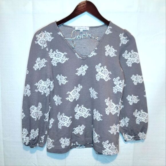 Rose + Olive Gray Floral 3/4 Sleeve Textured Top Size Small - Picture 1 of 10